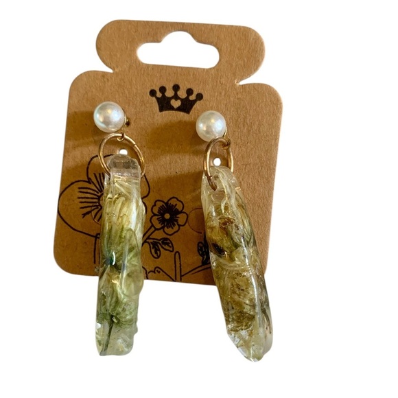 Four piece Resin Jewelry Set Floral Dangle Earrings Nature Butterfly Necklace - Picture 8 of 8